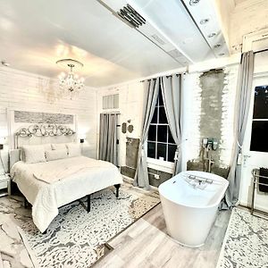 Deluxe Queen Room 3